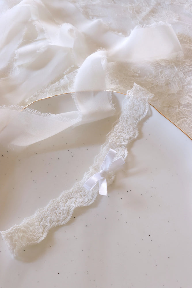 SIMPLE WEDDING GARTERS FOR MINIMALIST BRIDES |