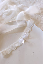 SIMPLE WEDDING GARTERS FOR MINIMALIST BRIDES |