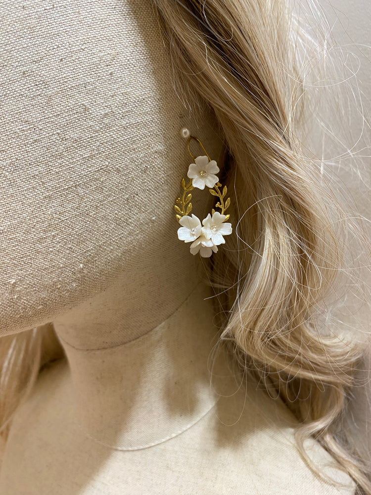 AMORE | Small wedding statement earrings with leaf and flowers - Floral gold bridal earrings