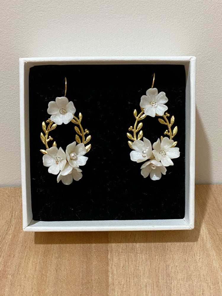 AMORE | Small wedding statement earrings with leaf and flowers - Floral gold bridal earrings