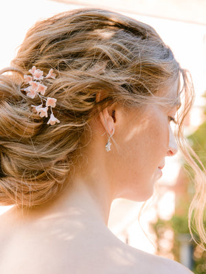 Dainty and elegant wedding hair pins with flowers for romantic and loose bridal hairstyle